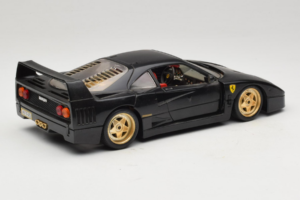 Ferrari F40 Melns ar Zeltainiem Riteņiem Bburago 1:18 3032-B2 Metāls — attēls 3 no 8