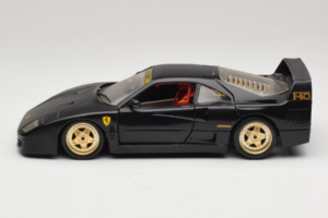 Ferrari F40 Melns ar Zeltainiem Riteņiem Bburago 1:18 3032-B2 Metāls — attēls 4 no 8