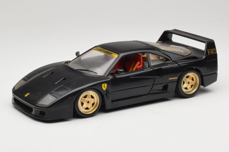Ferrari F40 Melns ar Zeltainiem Riteņiem Bburago 1:18 3032-B2 Metāls