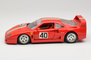 Ferrari F40 #40 Sarkans ar Itālijas Karogu Bburago 1:18 3032-P1 Metāls — attēls 4 no 8