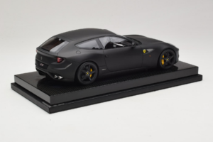 Ferrari FF Matte Black MR Collection 1:18 FERR04CAL Sveķi — attēls 3 no 7