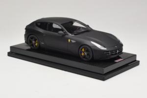 Ferrari FF Matte Black MR Collection 1:18 FERR04CAL Sveķi — attēls 4 no 7