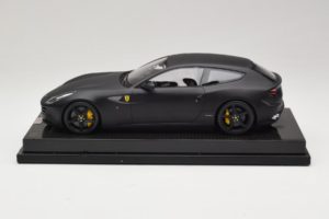 Ferrari FF Matte Black MR Collection 1:18 FERR04CAL Sveķi