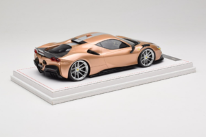 Ferrari SF90 Novitec Zelts Sudrabs Svītra IVY Merit 1:18 REMC028 Sveķi — attēls 3 no 7
