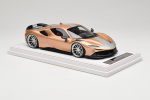 Ferrari SF90 Novitec Zelts Sudrabs Svītra IVY Merit 1:18 REMC028 Sveķi — attēls 4 no 7