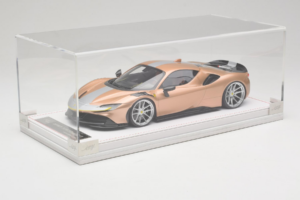 Ferrari SF90 Novitec Zelts Sudrabs Svītra IVY Merit 1:18 REMC028 Sveķi — attēls 6 no 7