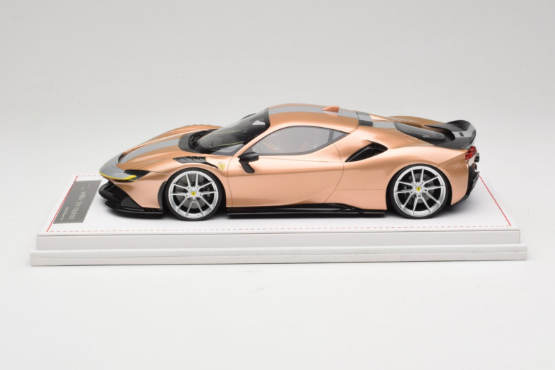 Ferrari SF90 Novitec Zelts Sudrabs Svītra IVY Merit 1:18 REMC028 Sveķi