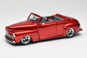 Ford Cabriolet Red Metallic Road Signature 1:18 30028 Metāls