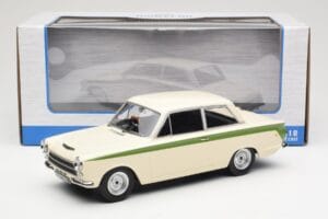 Ford Cortina Lotus White & Green Stripe MCG 1:18 MCG18434 Metāls — attēls 6 no 6