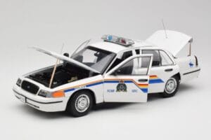 Ford Crown Victoria RCMP Police Car AUTOart 1:18 72706 Metāls — attēls 2 no 8