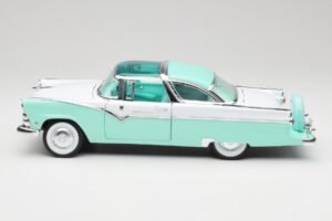 Ford Crown Victoria Seafoam Zaļš & Balts Road Legends 1:18 92138 Metāls — attēls 3 no 7