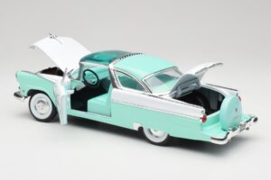 Ford Crown Victoria Seafoam Zaļš & Balts Road Legends 1:18 92138 Metāls — attēls 4 no 7