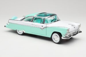 Ford Crown Victoria Seafoam Zaļš & Balts Road Legends 1:18 92138 Metāls — attēls 5 no 7