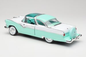 Ford Crown Victoria Seafoam Zaļš & Balts Road Legends 1:18 92138 Metāls — attēls 6 no 7