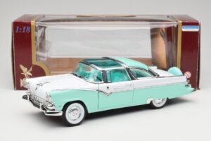Ford Crown Victoria Seafoam Zaļš & Balts Road Legends 1:18 92138 Metāls — attēls 7 no 7