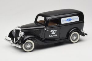 Ford Delivery Truck Ford Parts Melns Solido 1:18 8417 Metāls