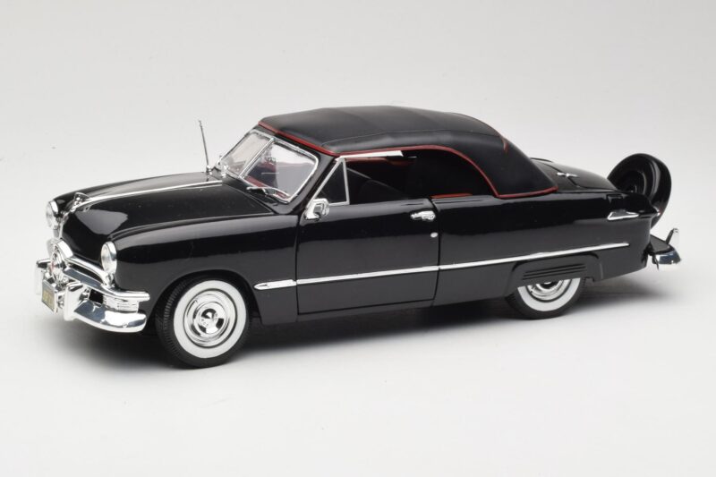 Ford Deluxe Kabriolets Melns Maisto 1:18 31681 Metāls