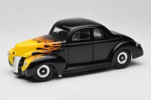 Ford Deluxe Hot Rod Melns Universal Hobbies 1:18 6002 Metāls