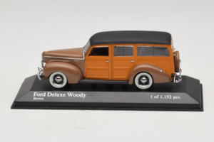 Ford DeLuxe Woody Station Wagon Brūns Minichamps 1:43 400082111 Metāls