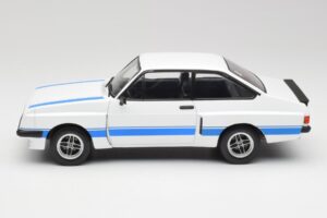 Ford Escort Mk2 RS 2000 X-Pack Diamond Balts & Zils Stripe MCG 1:18 MCG18350 Metāls — attēls 3 no 6