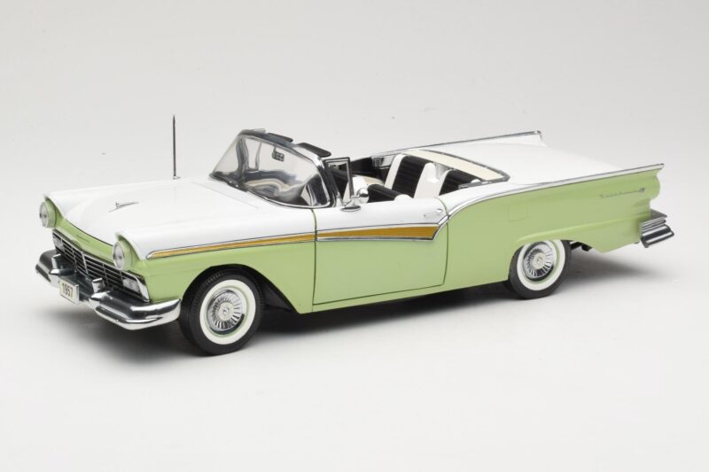 Ford Fairlane Skyliner Zaļš & Balts Sun Star 1:18 FORD003 Metāls