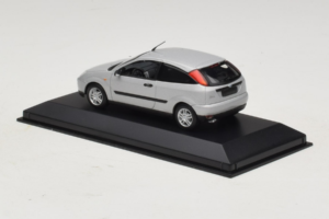 Ford Focus Mk1 3-Door Sudrabs Minichamps 1:43 FOCUS005 Metāls — attēls 3 no 5