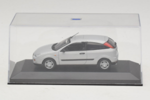 Ford Focus Mk1 3-Door Sudrabs Minichamps 1:43 FOCUS005 Metāls — attēls 4 no 5