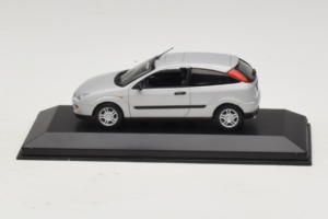 Ford Focus Mk1 3-Door Sudrabs Minichamps 1:43 FOCUS005 Metāls