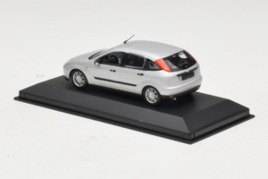 Ford Focus Mk1 Sudrabs Minichamps 1:43 FOCUS006 Metāls — attēls 3 no 4