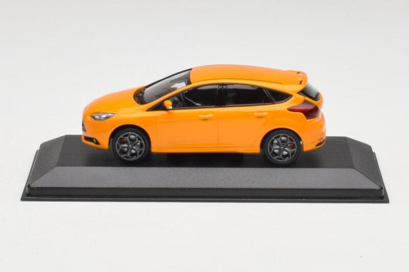 Ford Focus ST Mk3 Tangerine Scream Minichamps 1:43 FOCUS001 Metāls