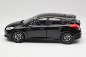 Ford Focus ST Mk2 Panther Black Metallic Minichamps 1:18 110082000 Metāls — attēls 4 no 8