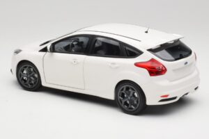 Ford Focus ST Mk2 Balts Minichamps 1:18 110082004 Metāls — attēls 7 no 8