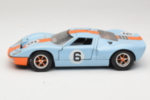 Ford GT40 Gulf #6 J. Ickx / J. Oliver 24 Hours of Le Mans 1969 Revell 1:18 48824 Metāls — attēls 4 no 8
