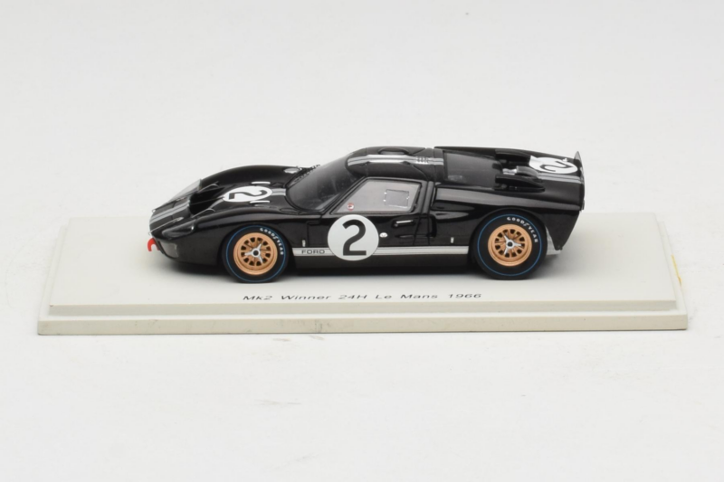 Ford GT40 Mk II #2 B. McLaren / C. Amon Shelby American Winner 24 Hours of Le Mans 1966 Spark 1:43 43LM66-O1 Sveķi