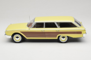 Ford Country Squire Dzeltens MCG 1:18 MCG18048 Metāls — attēls 3 no 6