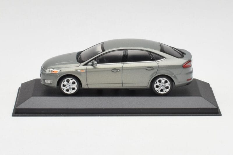 Ford Mondeo Mk3 Sedan Pelēks Metallic Minichamps 1:43 IND403086003 Metāls