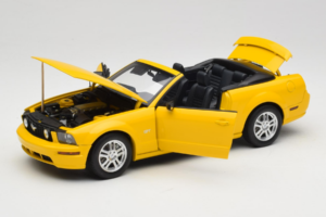 Ford Mustang GT S197 Kabriolets Screaming Yellow AUTOart 1:18 73062 Metāls — attēls 2 no 8