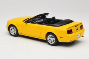 Ford Mustang GT S197 Kabriolets Screaming Yellow AUTOart 1:18 73062 Metāls — attēls 7 no 8