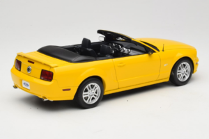 Ford Mustang GT S197 Kabriolets Screaming Yellow AUTOart 1:18 73062 Metāls — attēls 3 no 8