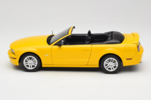 Ford Mustang GT S197 Kabriolets Screaming Yellow AUTOart 1:18 73062 Metāls — attēls 4 no 8