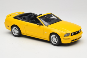 Ford Mustang GT S197 Kabriolets Screaming Yellow AUTOart 1:18 73062 Metāls — attēls 6 no 8