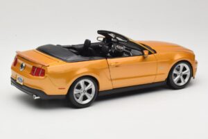 Ford Mustang GT S197 Kabriolets Zeltains Maisto 1:18 31158 Metāls — attēls 2 no 7