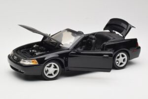 Ford Mustang GT SN95 Kabriolets Melns Maisto 1:18 50328 Metāls — attēls 2 no 8