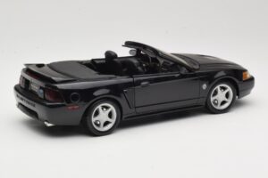 Ford Mustang GT SN95 Kabriolets Melns Maisto 1:18 50328 Metāls — attēls 3 no 8