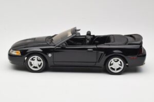 Ford Mustang GT SN95 Kabriolets Melns Maisto 1:18 50328 Metāls — attēls 4 no 8