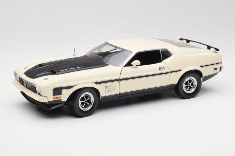 Ford Mustang Mach 1 Balts Sun Star 1:18 3602 Metāls