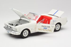 Ford Mustang Pace Car Wimbledon White Solido 1:18 81578 Metāls — attēls 2 no 8