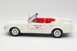 Ford Mustang Pace Car Wimbledon White Solido 1:18 81578 Metāls — attēls 4 no 8