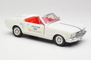 Ford Mustang Pace Car Wimbledon White Solido 1:18 81578 Metāls — attēls 6 no 8