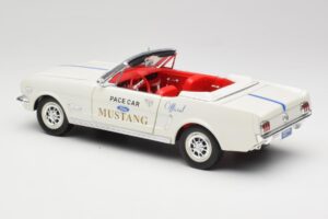 Ford Mustang Pace Car Wimbledon White Solido 1:18 81578 Metāls — attēls 7 no 8